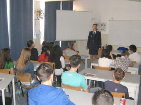 Acţiune a poliţiştilor, la Şcoala 